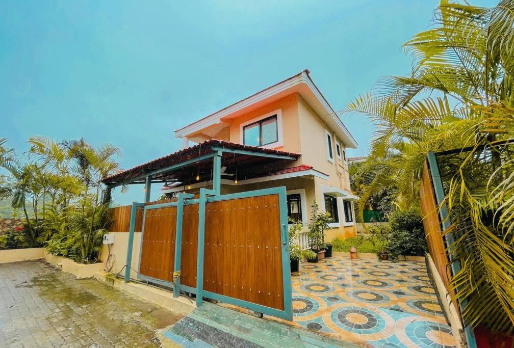 Corner House, Lonavla By Meheru-4 Bhk Villa With Pool 외부 사진